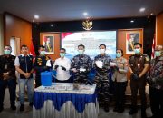 Bupati Ing Iskandar, Dankodaeral IV, Kapolres Karimun, DJBC, Kejaksaan Foto bersama sambil pegang Barang Bukti Sabu