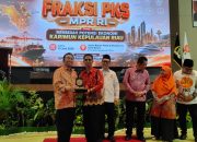Bupati Karimun Iskandarsyah menerima Cendramata dari Politisi PKS