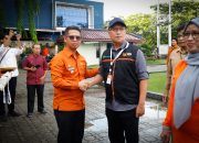 Bupati Karimun Iskandarsyah memakaikan Rompi Sensus pada salah satu peserta apel