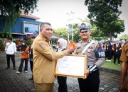 Wabup Karimun memberikan penghargaan kepada anggota Satlantas Polres Karimun pada Apel Perencanaan Sensus Tahun 2026