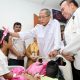 Wali Kota Batam, Amsakar Achmad, mengusap kepala RAL saat menjalani perawatan di RSUD Embung Fatimah, Batuaji, Senin (22/6/2026). HUMAS DISKOMINFO BATAM / DHEO ANANDA PUTRA