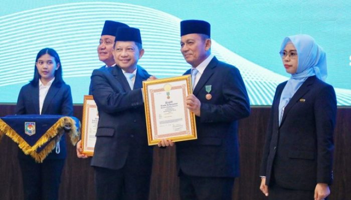 Sukses di Sektor Maritim, Gubernur Ansar Ahmad Dianugerahi Satyalancana Wira Karya oleh Presiden RI
