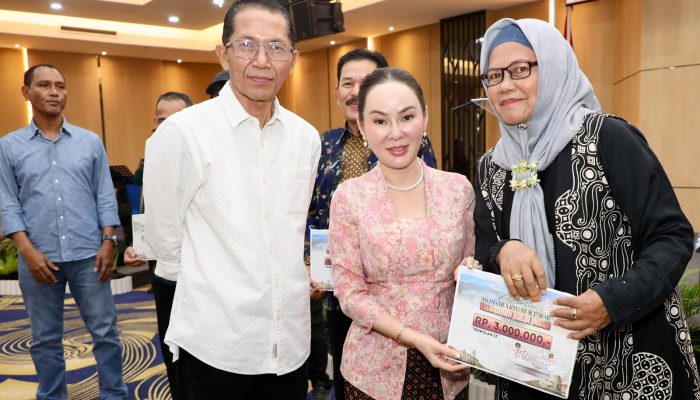Warga Apresiasi Kinerja Amsakar-Li Claudia, Program Air Bersih hingga Sertifikasi Kampung Tua Terus Berjalan
