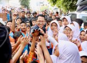 Program Prioritas Amsakar-Li Claudia, 52.835 Peserta Didik Baru Terima Seragam Gratis