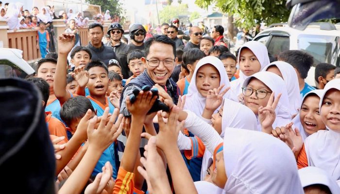 Program Prioritas Amsakar-Li Claudia, 52.835 Peserta Didik Baru Terima Seragam Gratis