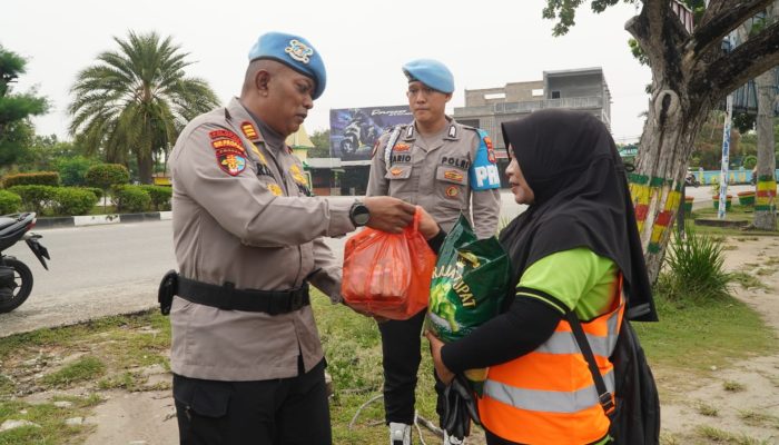 Sambut Hari Jadi Propam Polri Ke-24, Propam Polres Karimun Salurkan Bantuan kepada Tukang Sapu Jalan