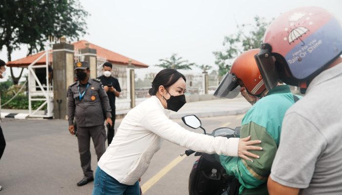 Peduli Kesehatan Warga, Li Claudia Turun Langsung Bagikan Masker