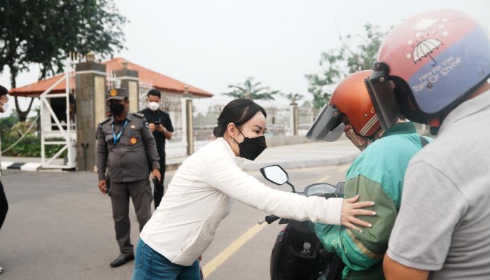 Peduli Kesehatan Masyarakat, BP Batam Bagikan Masker di Tengah Sebaran Kabut Asap