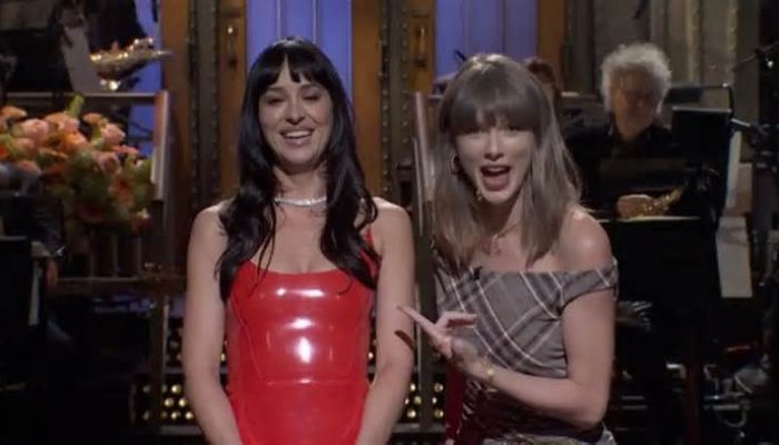 Taylor Swift Curi Perhatian di SNL Saat Dakota Johnson Sindir Kisah Asmara dan Travis Kelce