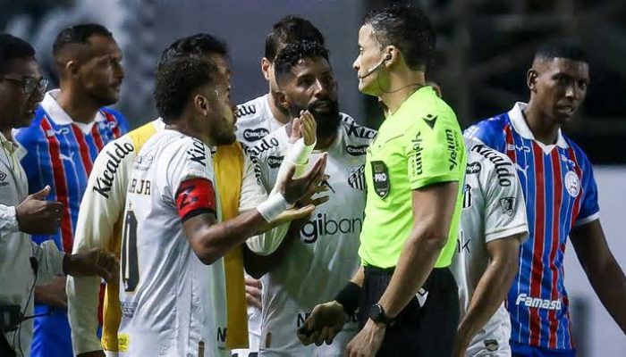 Neymar Diskors Dua Laga karena Menutup Mulut saat Adu Mulut di Vila Belmiro